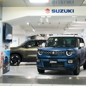 スズキ・クロスビー改良新型とeビターラを新幹線 浜松駅コンコースに展示