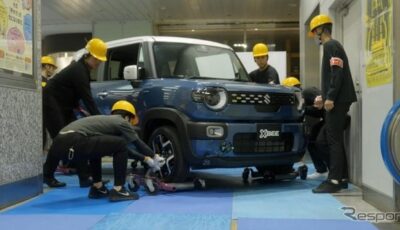 スズキ・クロスビー改良新型を新幹線 浜松駅コンコースに搬入する様子