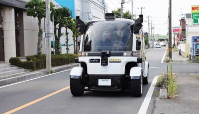 ハンドルもペダルも持たない自動運転車両「Minishuttle（ミニシャトル）」
