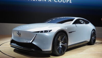 マツダ・ビジョン・クロスクーペ（ジャパンモビリティショー2025）。フェンダーのマークは映り込み