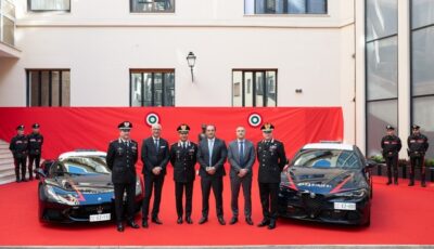 イタリア国家憲兵隊カラビニエリがマセラティ『MCPURA』とアルファロメオ『ジュリア クアドリフォリオ』導