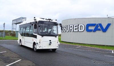 ホリバMIRAの施設内で、ティアフォーの自動運転車両を走行