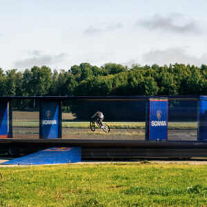 自動運転トラック2台の間を自転車で飛び越える世界初の挑戦に成功したスカニア