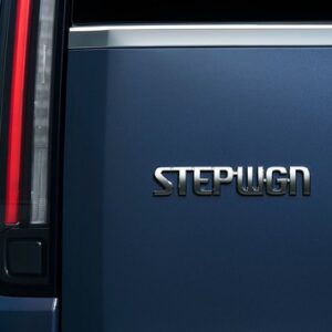 ホンダ ステップワゴン 30周年特別仕様車に装着される「初代風エンブレム」