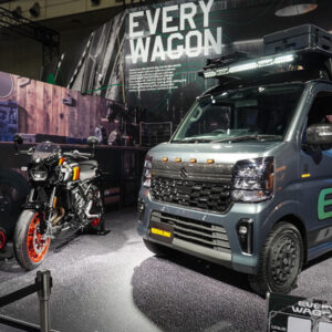 “親子”のGSX-8TTとともに並べられたスズキ EVERY WAGON WANPAKU RIDER（東京オートサロン2026）