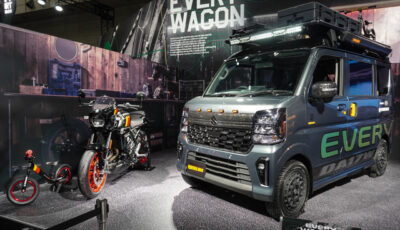 “親子”のGSX-8TTとともに並べられたスズキ EVERY WAGON WANPAKU RIDER（東京オートサロン2026）