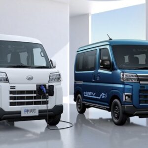ダイハツ e-ハイゼットカーゴ（白）、e-アトレー（青）