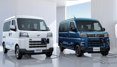 ダイハツ e-ハイゼットカーゴ（白）、e-アトレー（青）