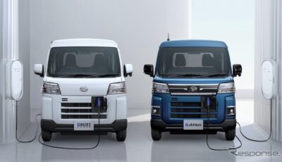 ダイハツ e-ハイゼットカーゴ（白）、e-アトレー（青）