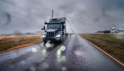 米国のオーロラ・イノベーションの自動運転トラック