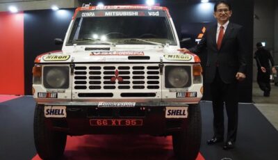 岸浦社長とダカールラリー総合優勝車（1985年。オートモビルカウンシル2026）