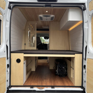 大型荷物も積載可能な大容量ストレージスペース。アウトドア用品や長期滞在の荷物にも対応し、高い実用性を確保。