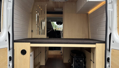 大型荷物も積載可能な大容量ストレージスペース。アウトドア用品や長期滞在の荷物にも対応し、高い実用性を確保。