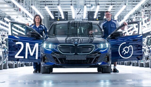 BMWグループが200万台目のEVを生産。『i5』がドイツ・ディンゴルフィング工場からラインオフ