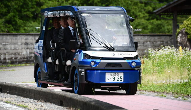 関係者を乗せて走る「奥永源寺けい流カー」