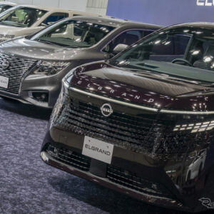日産 エルグランド 新型(右)と歴代モデル