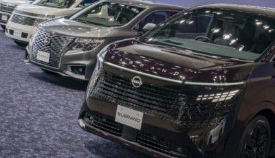 日産 エルグランド 新型（右）と歴代モデル