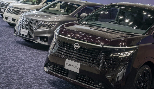 日産 エルグランド 新型(右)と歴代モデル