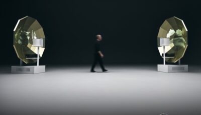 パラボリックスピーカーを用いて片側からベントレーV8エンジンのサウンドを再生し、反対側ではドラマーが演奏