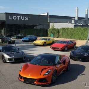60周年を迎えた「ヘセルファクトリー」とロータス エミーラ(手前)